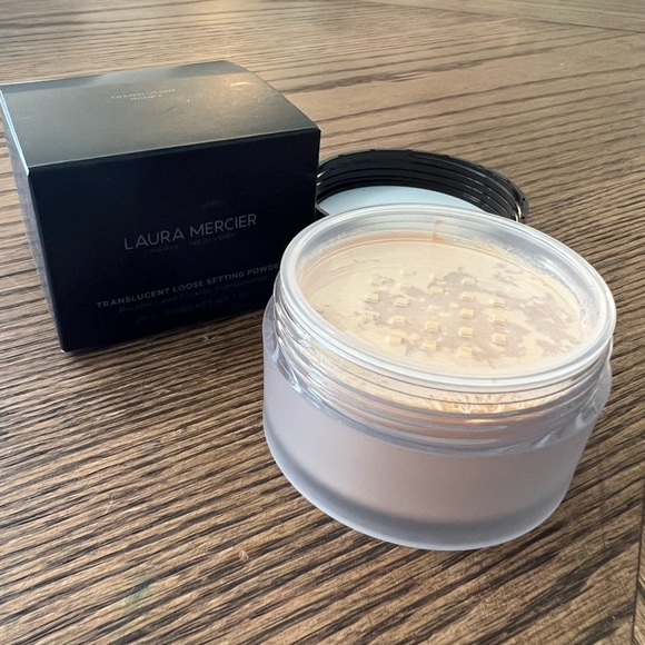 Laura Mercier translucent loose setting powder; translucent honey. - Picture 6 of 6